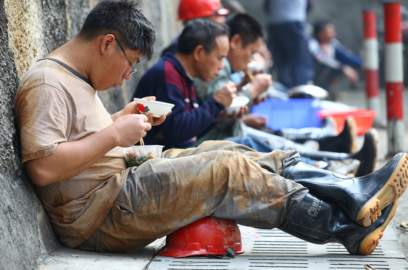 节日中供水人难忘的身影5.jpg